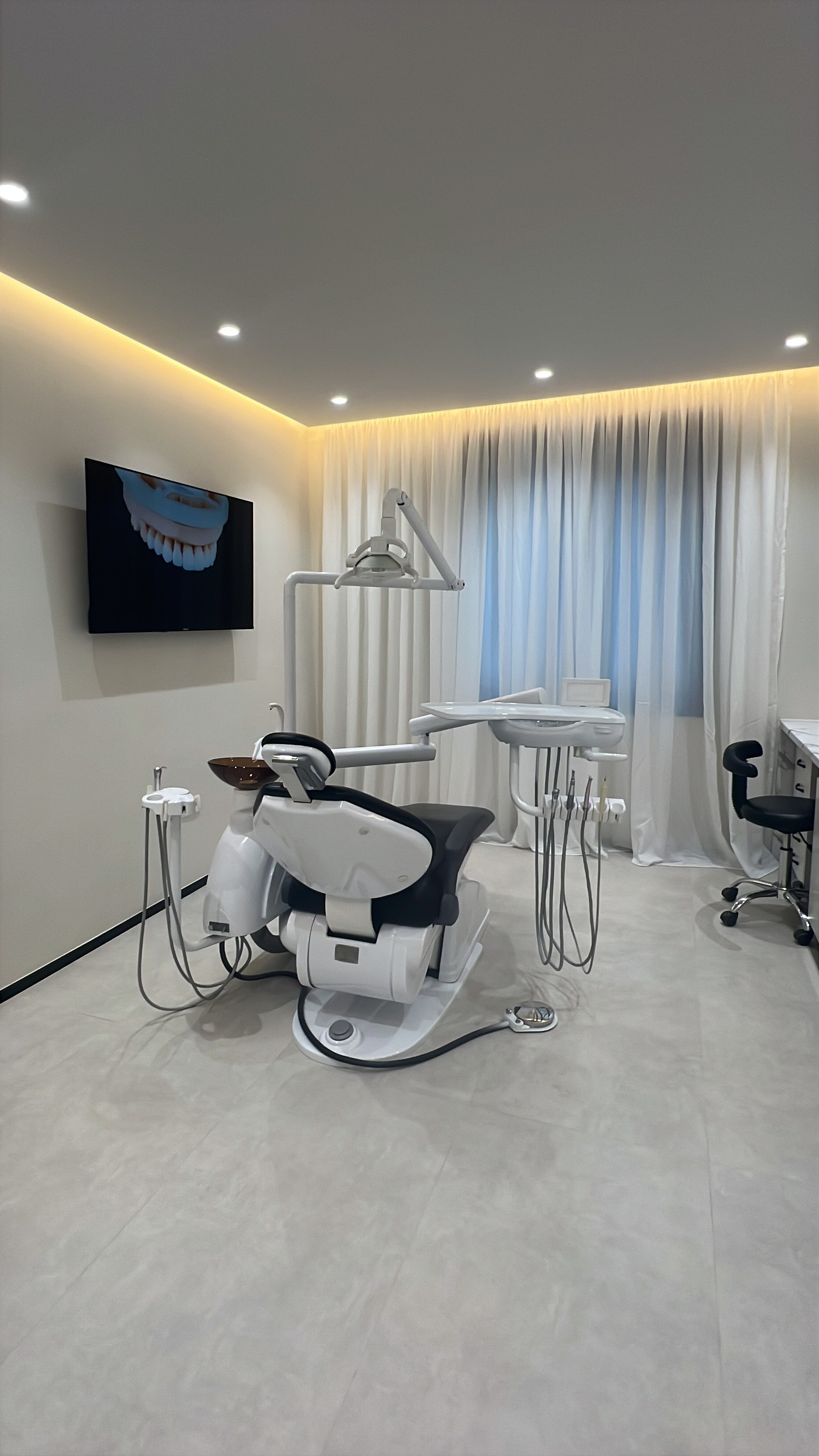 Dental chair and treatment room