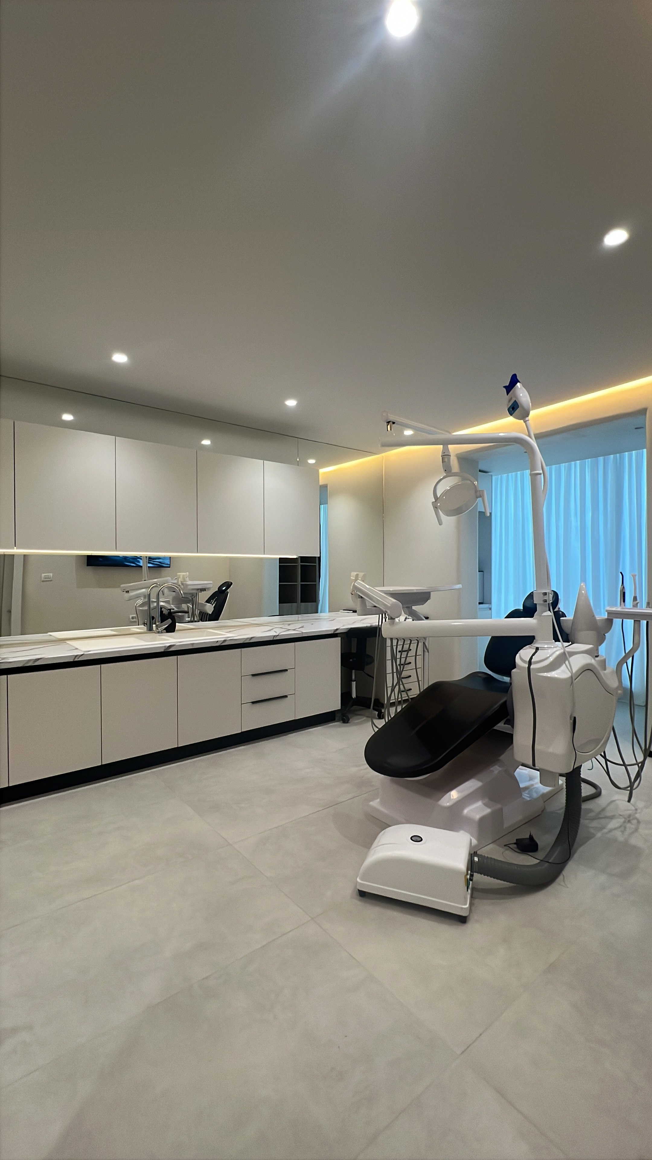 DR. TEETH dental treatment room